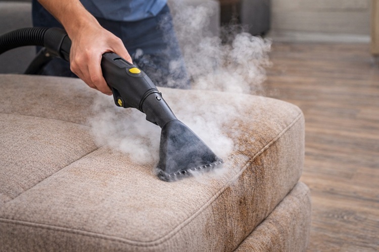 Czyszczenie parowe kanapy